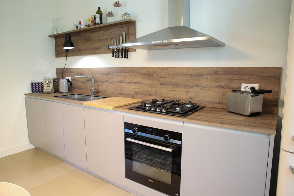 Coffee/tea facilities, Kitchen or kitchenette, stove, toaster