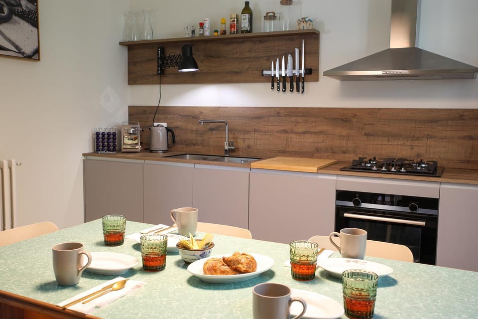 Coffee/tea facilities, Kitchen or kitchenette, stove