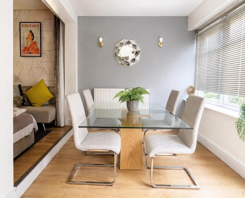 Spacious Canterbury Stay with Hot Tub House in Canterbury