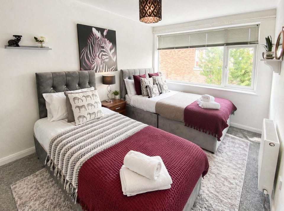 Spacious Canterbury Stay with Hot Tub House in Canterbury