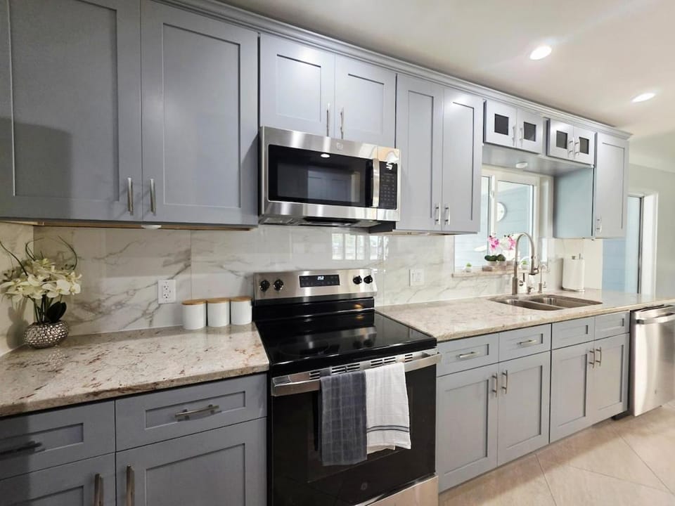 Gorgeous 3 BR, 3 bathrooms home on Snell Isle, boating areas House in St Petersburg