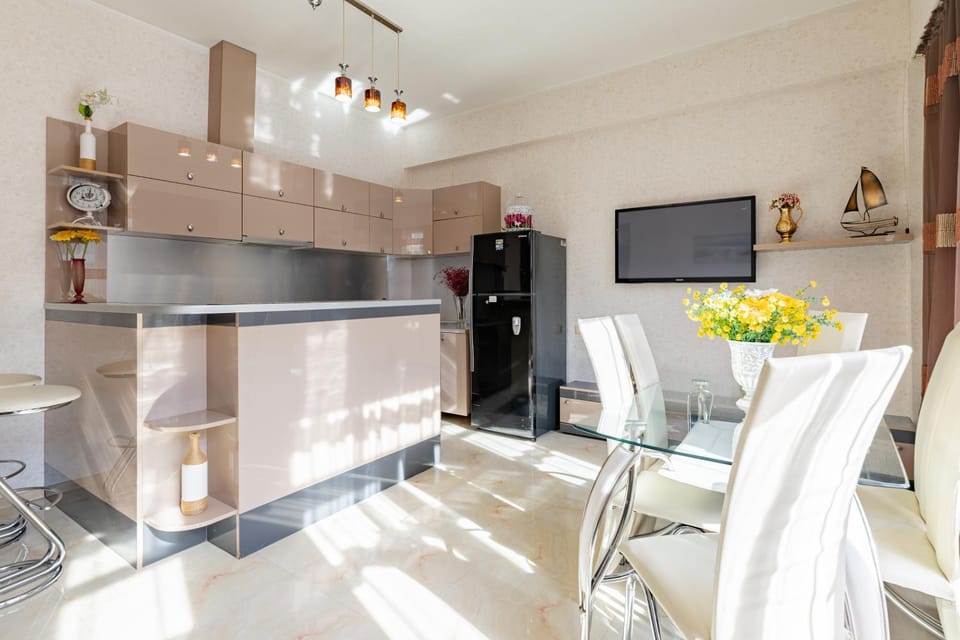 TV and multimedia, Kitchen or kitchenette, Living room, Seating area, Dining area, minibar, oven, stove