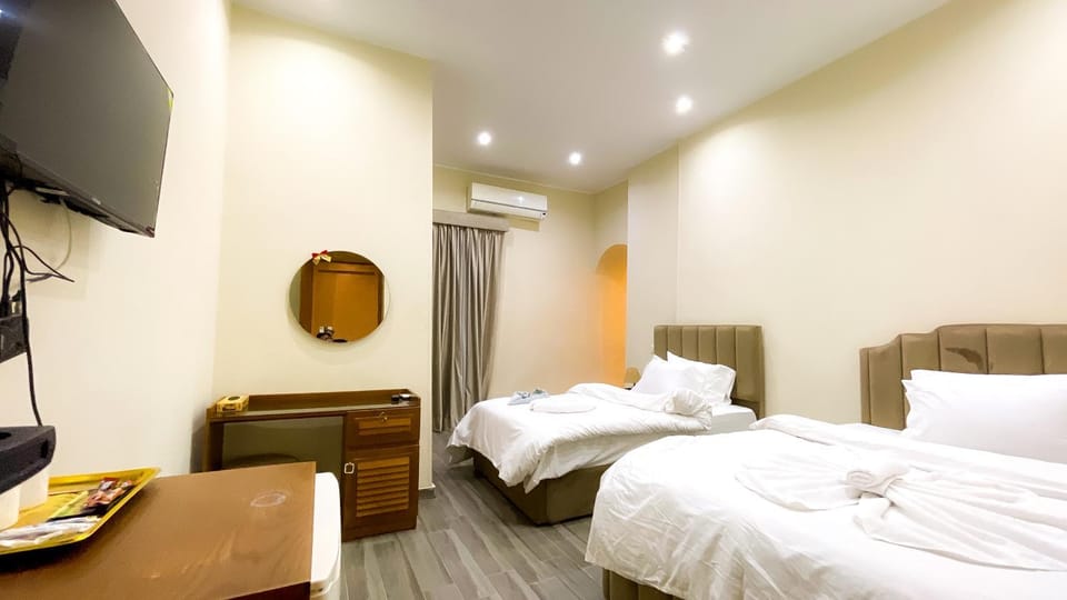 Bed, TV and multimedia, Photo of the whole room, Bedroom, towels, wardrobe, air conditioner