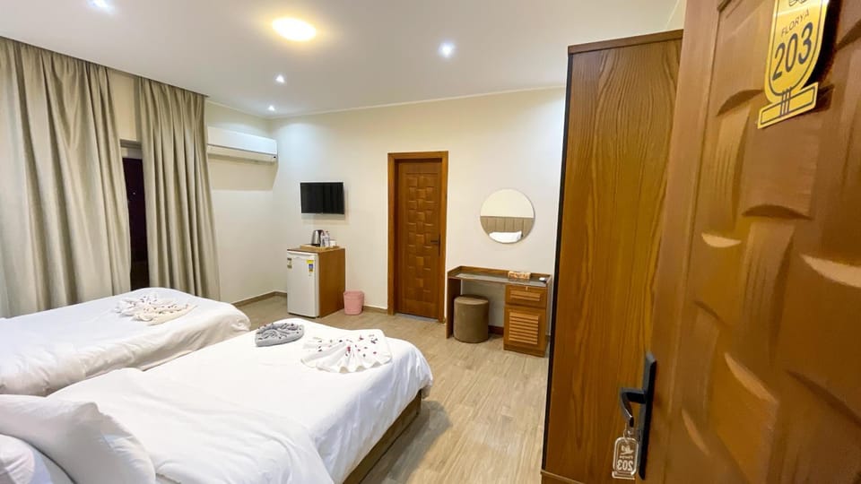 Bed, TV and multimedia, Photo of the whole room, Bedroom, wardrobe