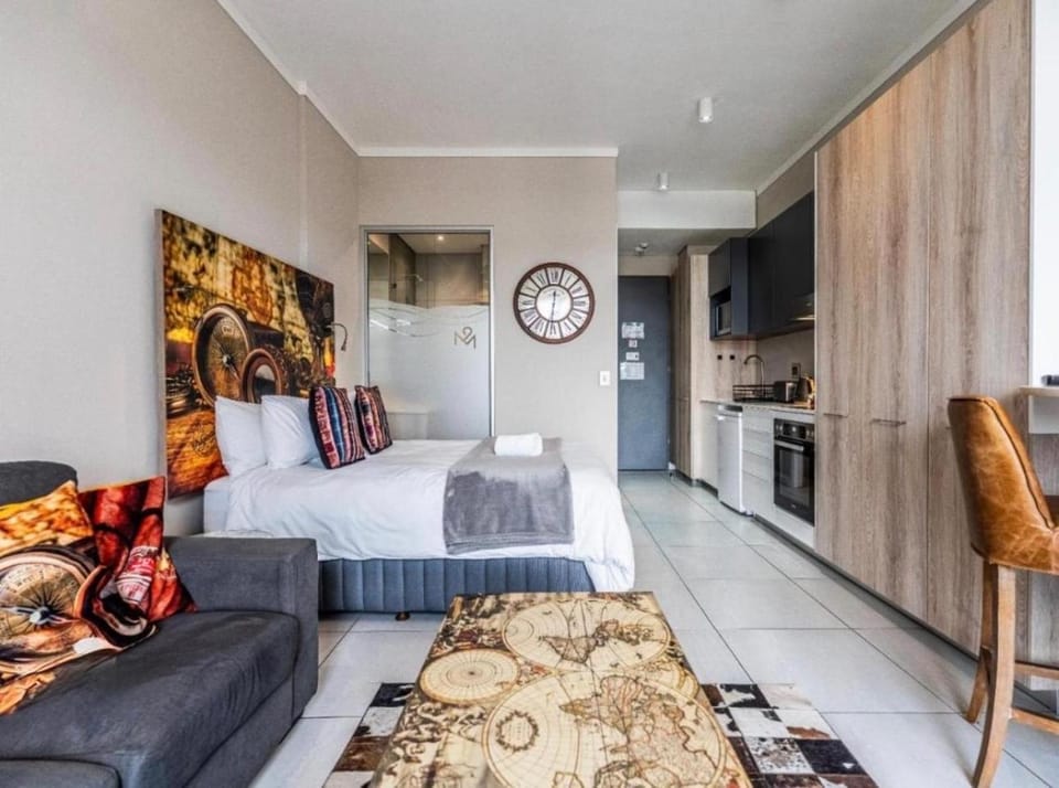 Bed, TV and multimedia, Kitchen or kitchenette, Photo of the whole room, Seating area, Bedroom, oven, stove