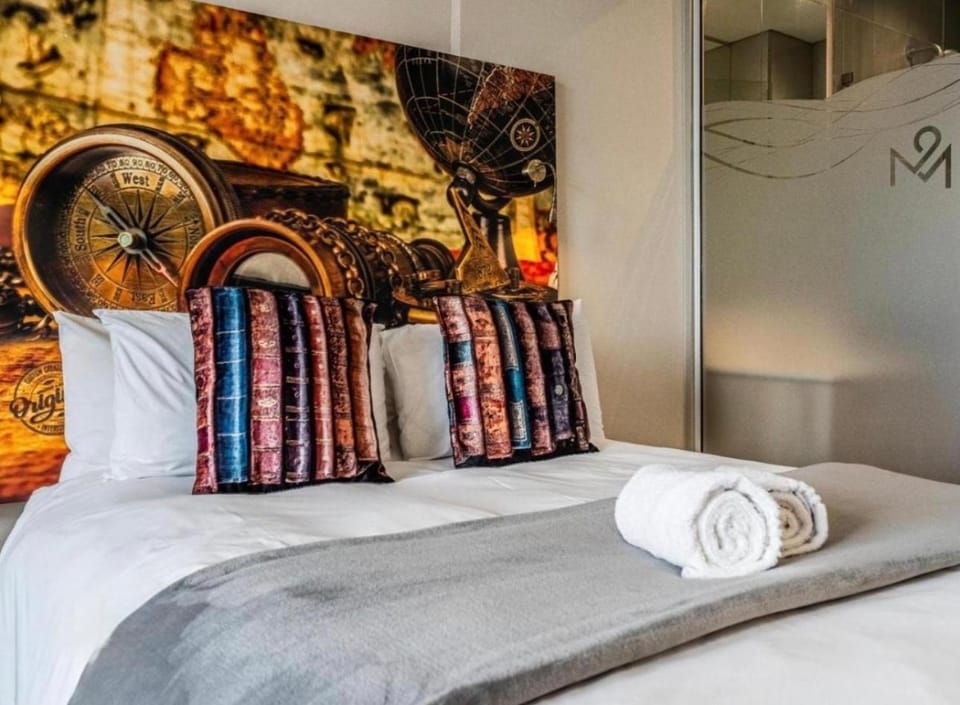 Bed, towels
