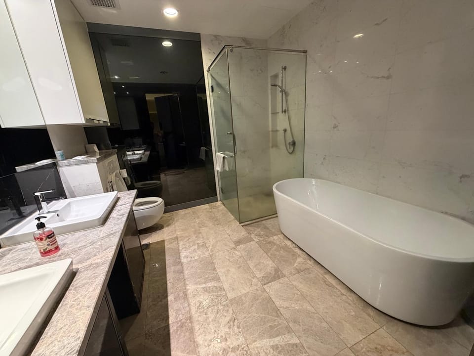 Shower, Toilet, Hot Tub, Bathroom