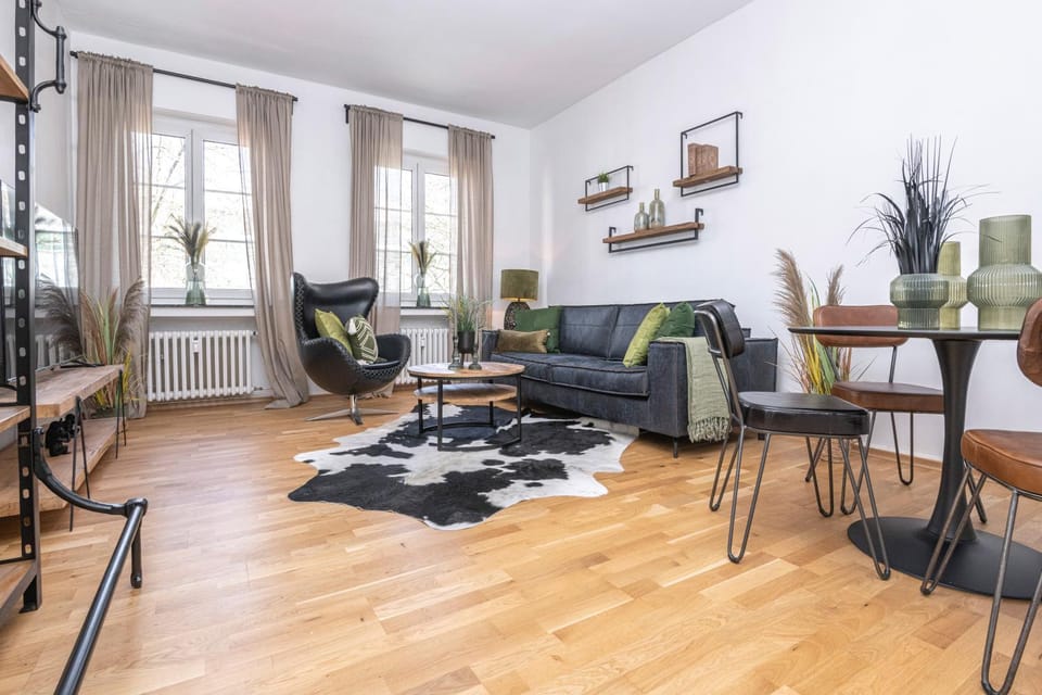 Living room, Seating area, Dining area, internet