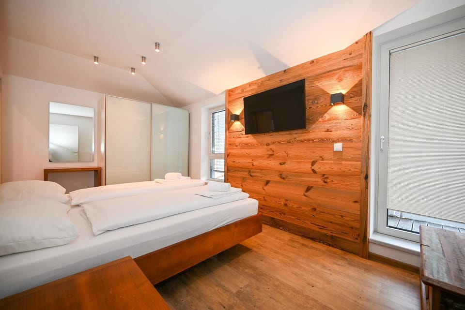 Bed, TV and multimedia, Bedroom, wardrobe