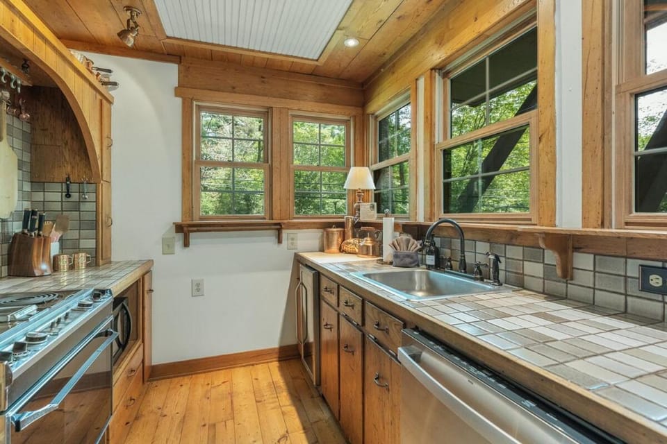 Magical Cabin near Main St Waterfalls Hikes Cabin in Tennessee