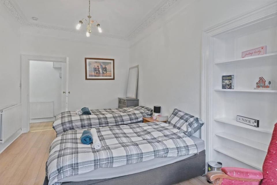 Meadowbank 2BR Walk to Holyrood & Arthur's Seat Apartment in Edinburgh