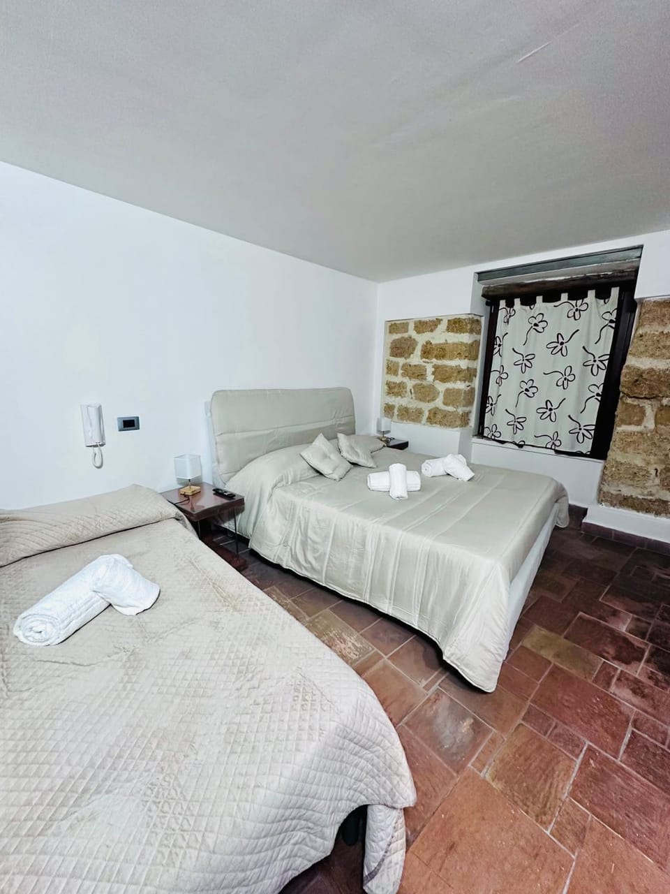 Bed, Photo of the whole room, Bedroom, soundproof, towels