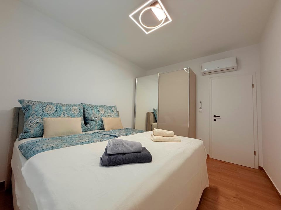 Bed, Photo of the whole room, Bedroom, towels, wardrobe, air conditioner