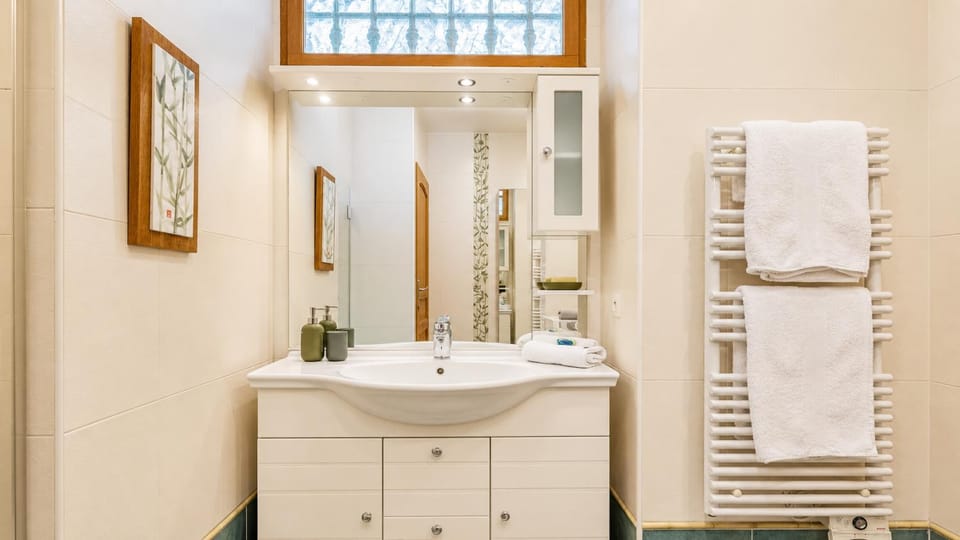 Bathroom, towels