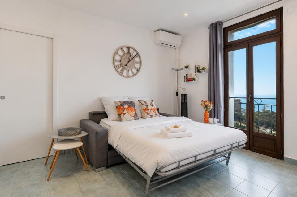 View (from property/room), Living room, Photo of the whole room, Sea view, towels, air conditioner