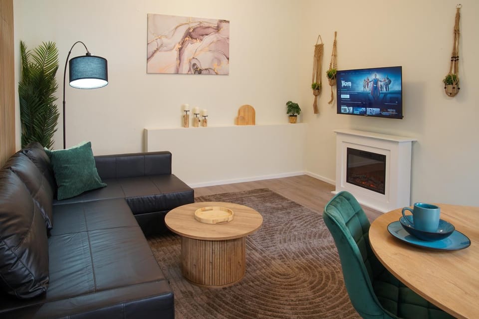 Communal lounge/ TV room, TV and multimedia, Living room, Seating area, Dining area