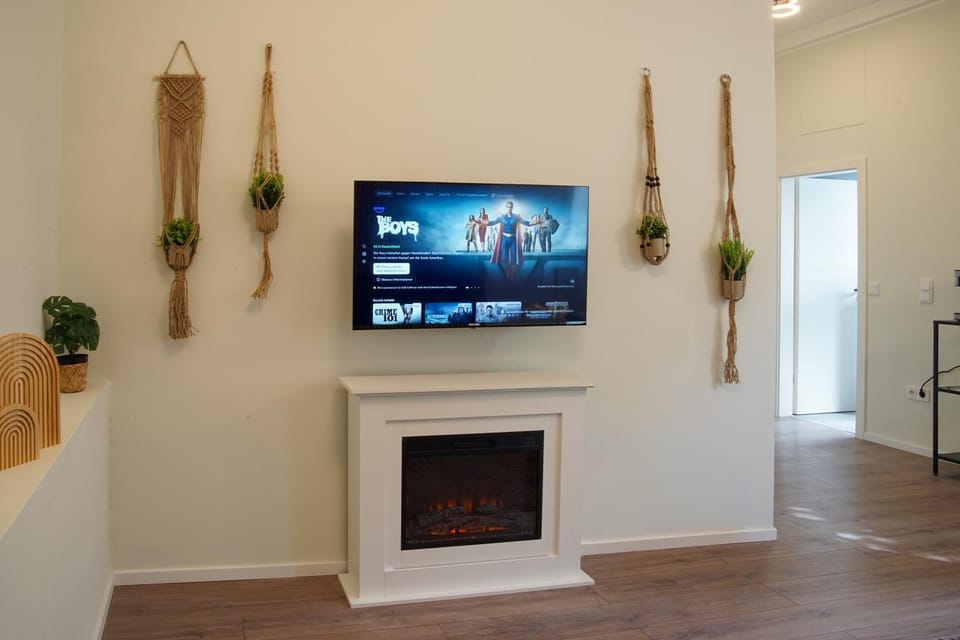 Communal lounge/ TV room, TV and multimedia, Living room, Decorative detail, Seating area
