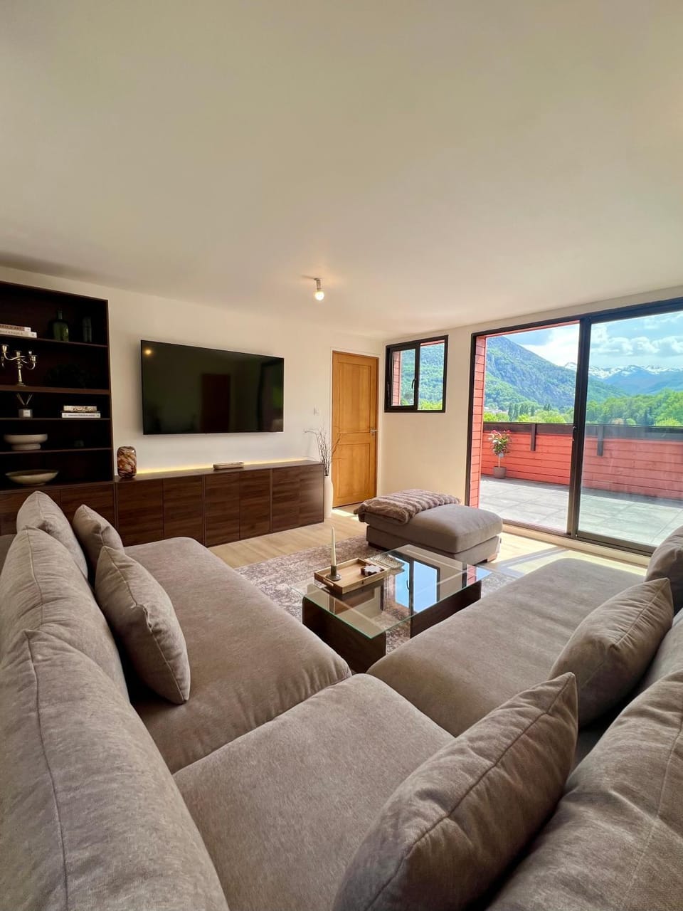Communal lounge/ TV room, TV and multimedia, Living room, Seating area