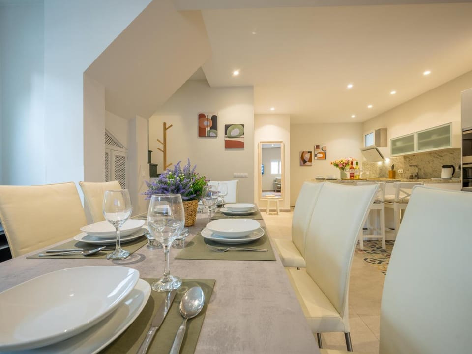 Kitchen or kitchenette, Living room, Seating area, Dining area