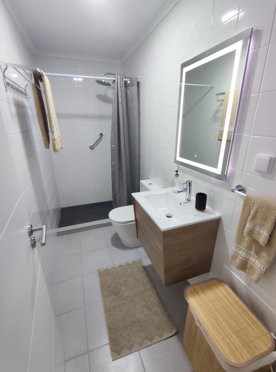 Shower, Toilet, Bathroom, towels