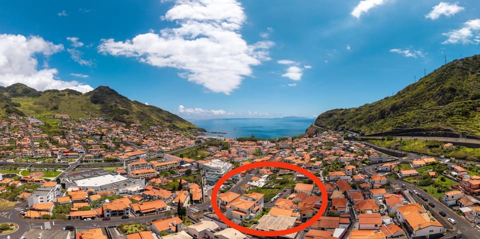 Property building, Nearby landmark, Day, Natural landscape, Bird's eye view, City view, Sea view