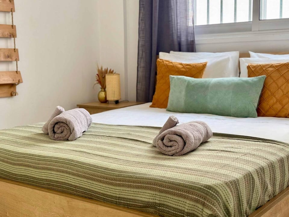 Bed, Bedroom, towels