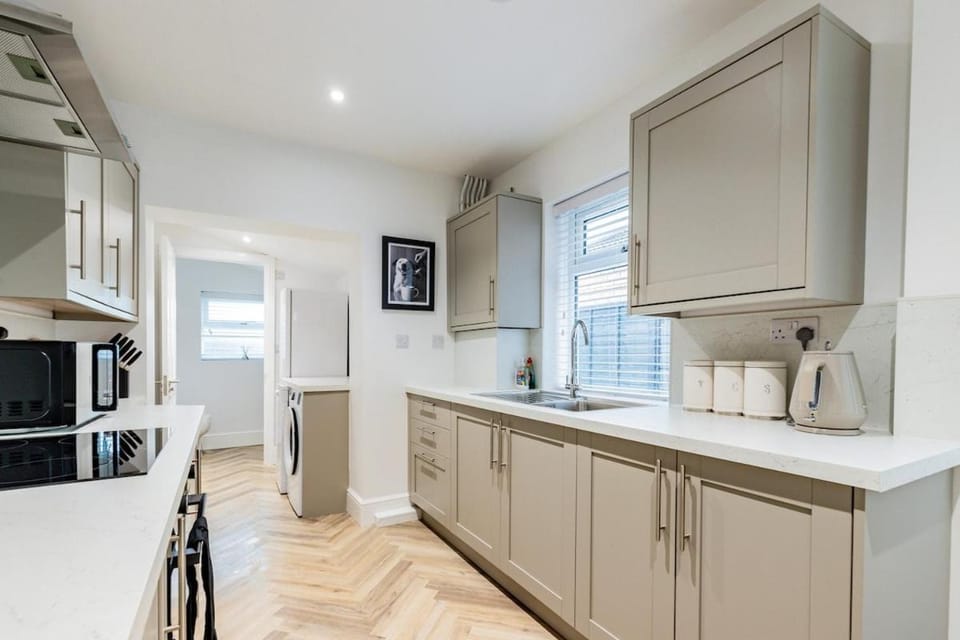 Lily Cottage Modern 3 Bed Home House in Worcester