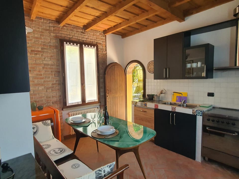 Coffee/tea facilities, Kitchen or kitchenette, Living room, Seating area, Dining area, stove, toaster