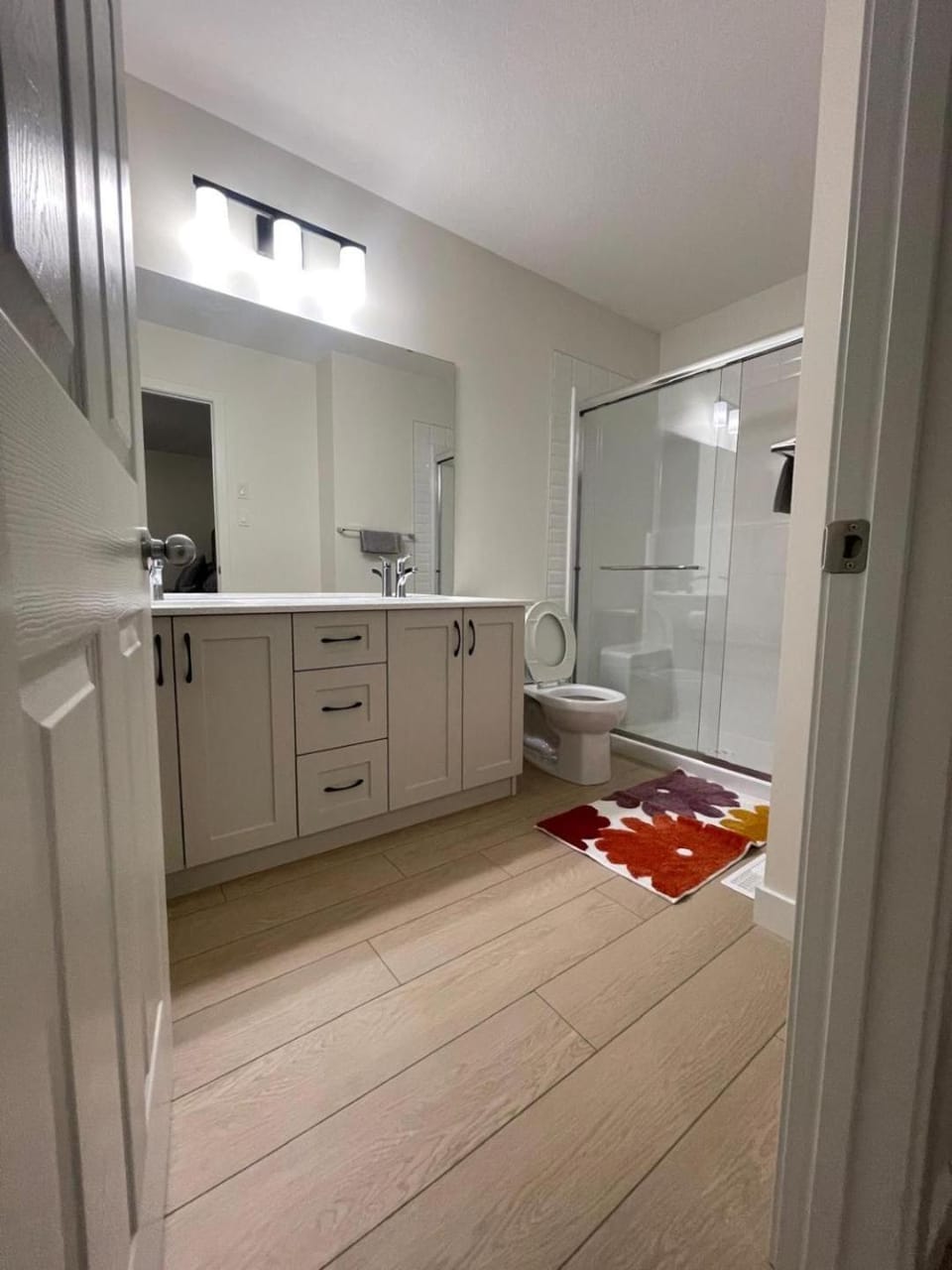 New Master bedroom with private bathroom in Riverview Vacation rental in Edmonton
