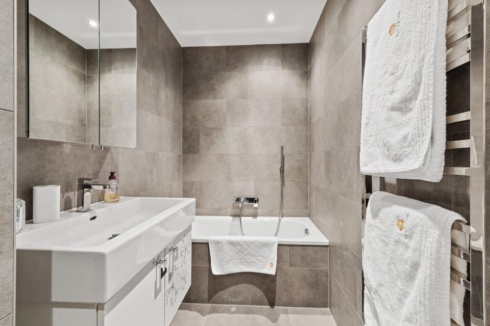 Bathroom, Bath, towels