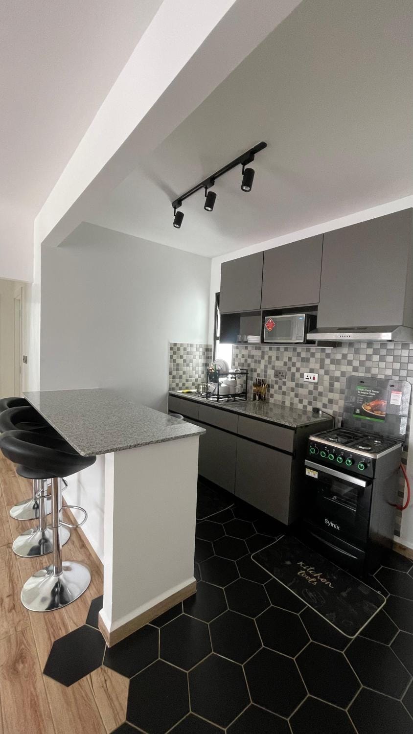 Kitchen or kitchenette, Dining area, minibar, oven