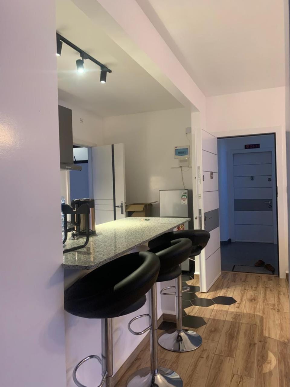Kitchen or kitchenette, minibar