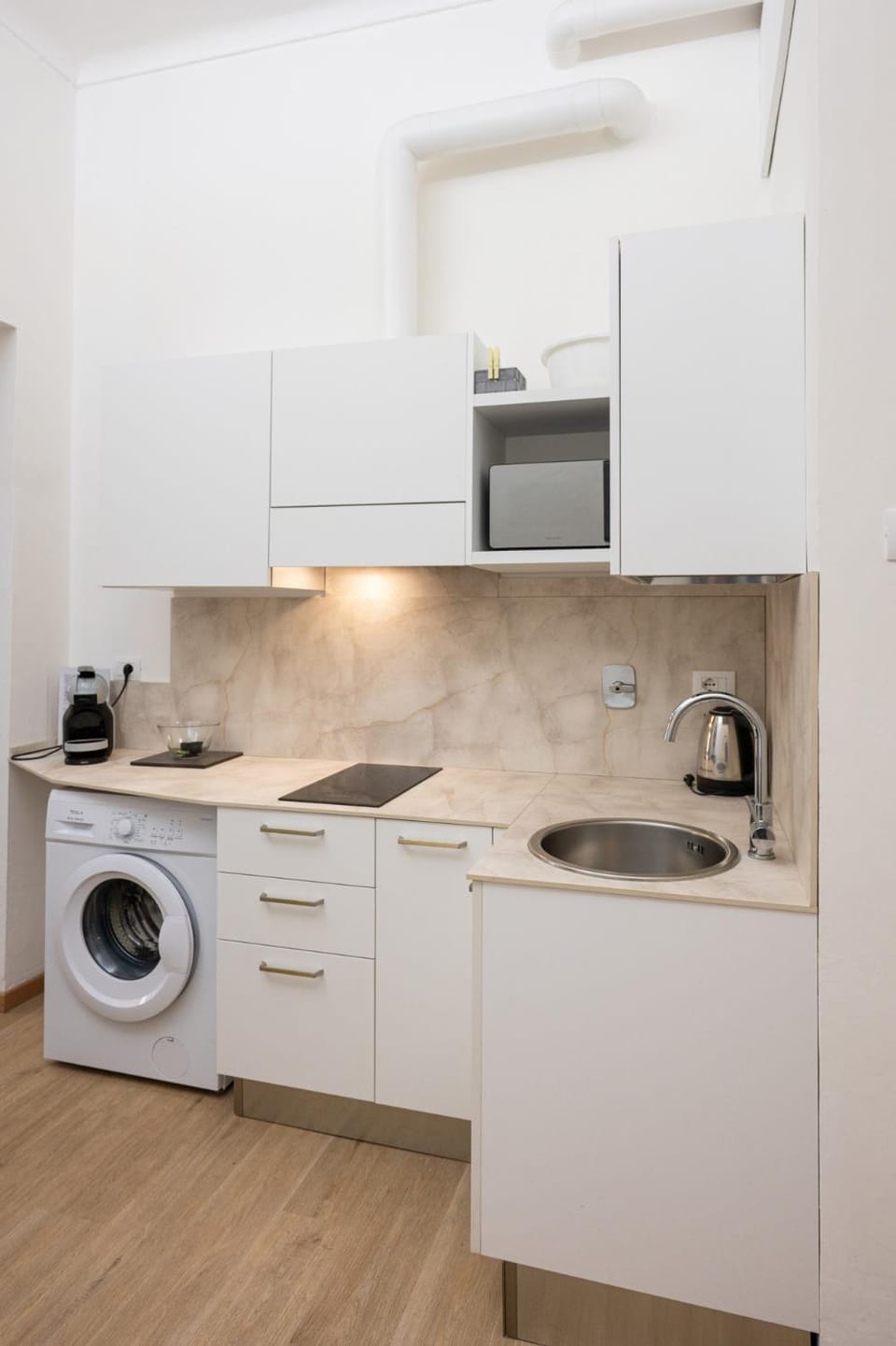 Kitchen or kitchenette, washing machine