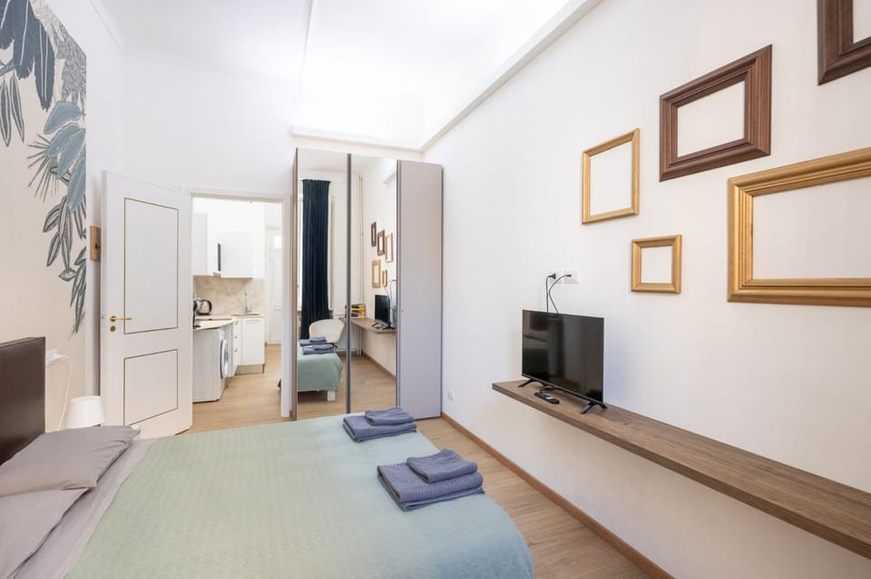 Bed, TV and multimedia, Photo of the whole room, Bedroom