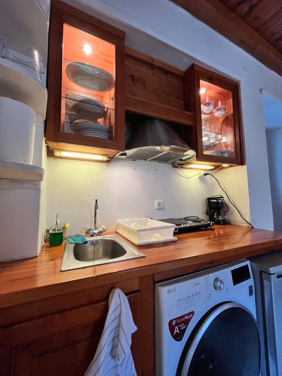 Kitchen or kitchenette, washing machine