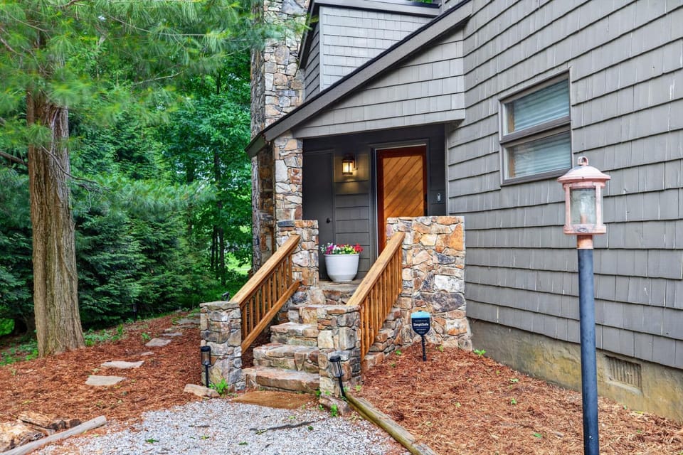 Sauna & Hot Tub - 7th Hole Chalet - Sleeps 14 House in Nelson County