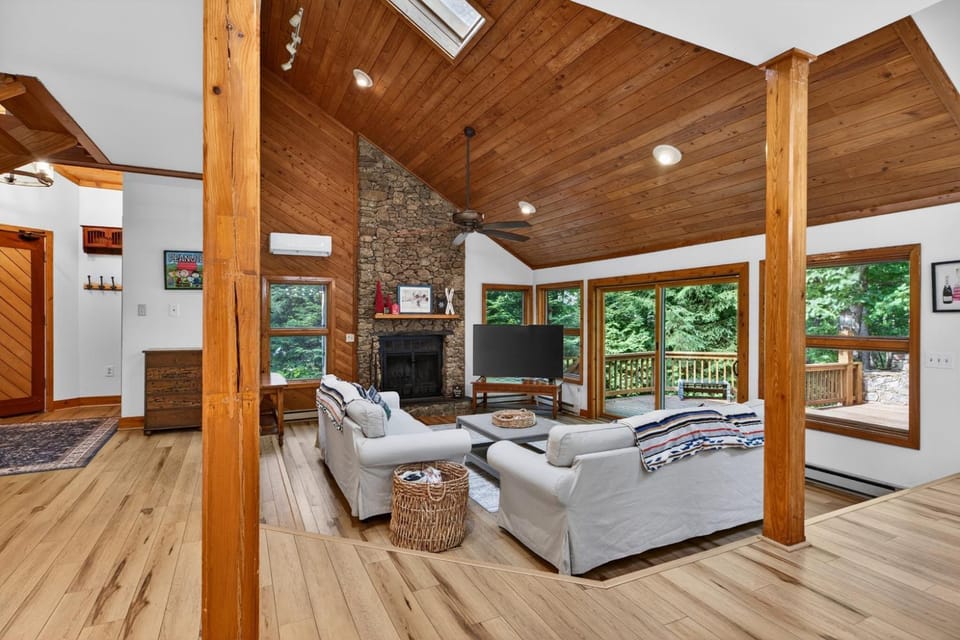 Sauna & Hot Tub - 7th Hole Chalet - Sleeps 14 House in Nelson County