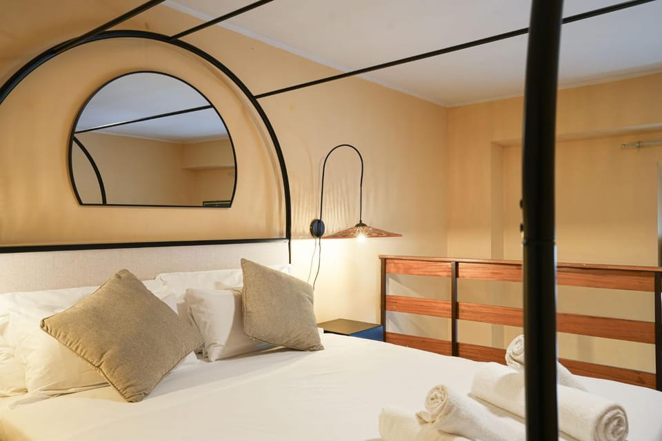 Bed, Bedroom, towels