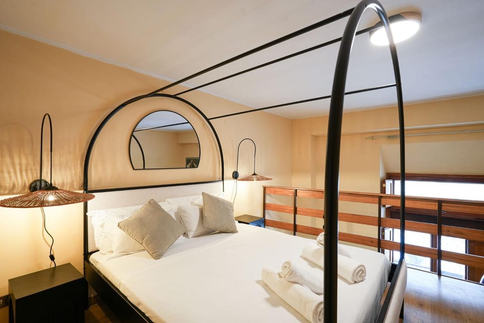 Bed, towels