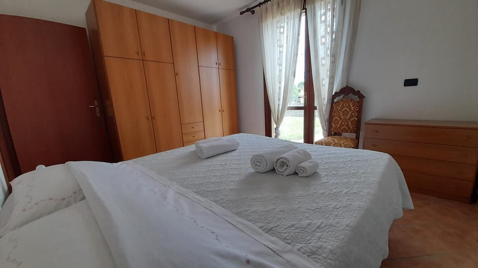 Photo of the whole room, Bedroom, Garden view, towels, wardrobe