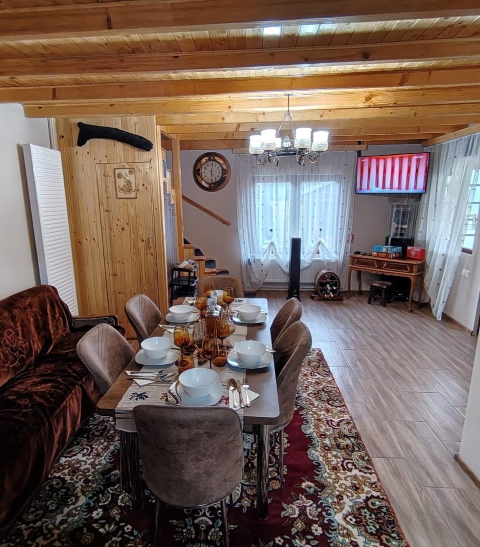 Kitchen or kitchenette, Food and drinks, Dining area, Food, Drinks