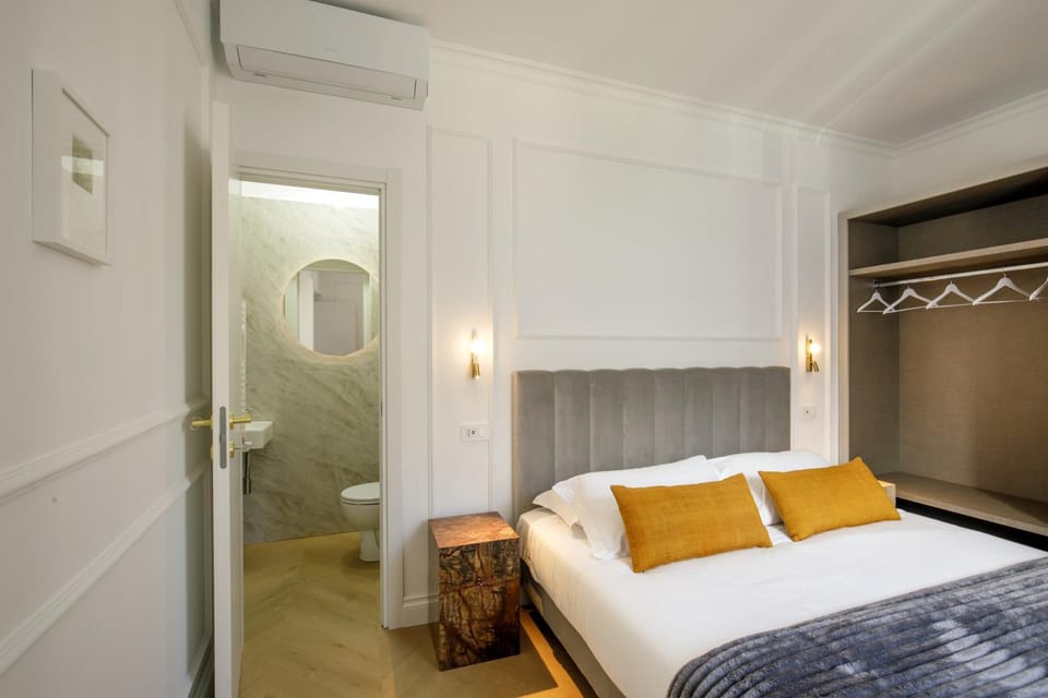 Toilet, Bed, Bathroom, Photo of the whole room, Bedroom, towels, wardrobe, air conditioner
