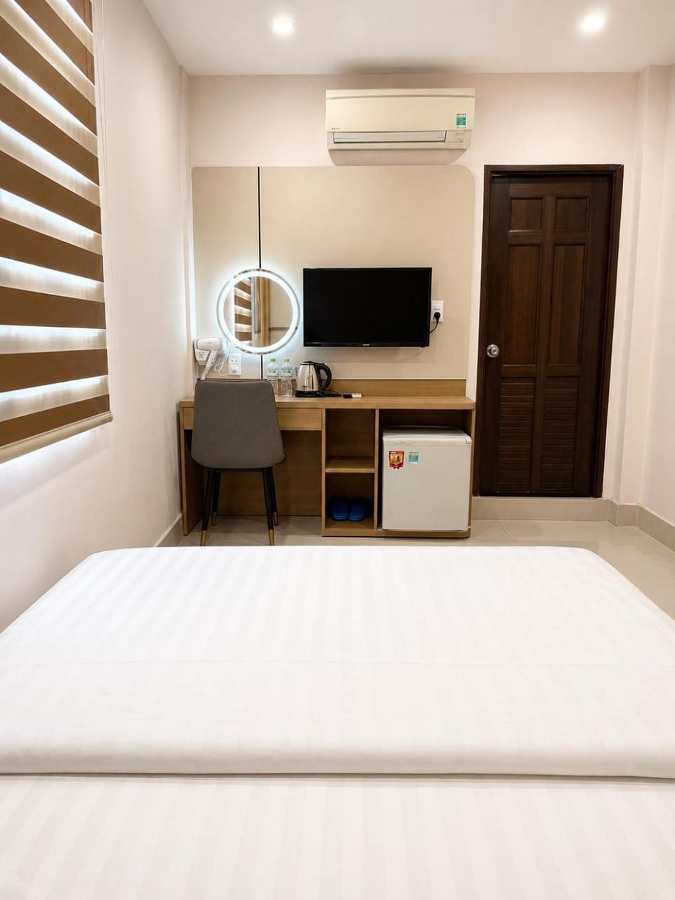 Bed, TV and multimedia, Photo of the whole room, Seating area, Bedroom, air conditioner