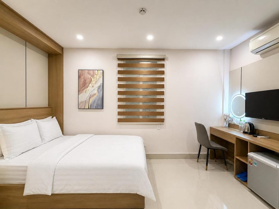 Bed, TV and multimedia, Photo of the whole room, Bedroom