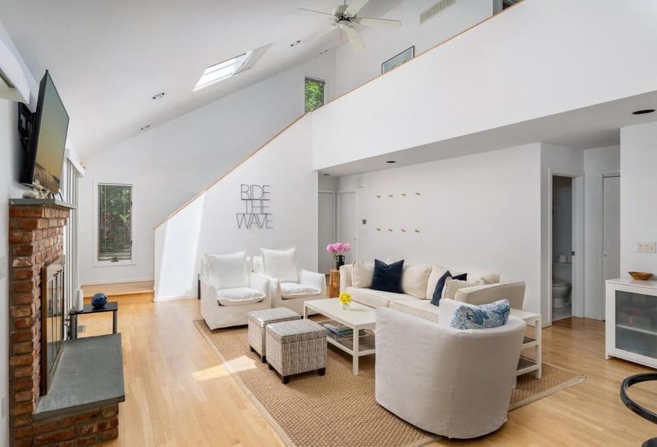 Hamptons Retreat in Quogue with Pool & Tennis - 90min from NYC House in Quogue