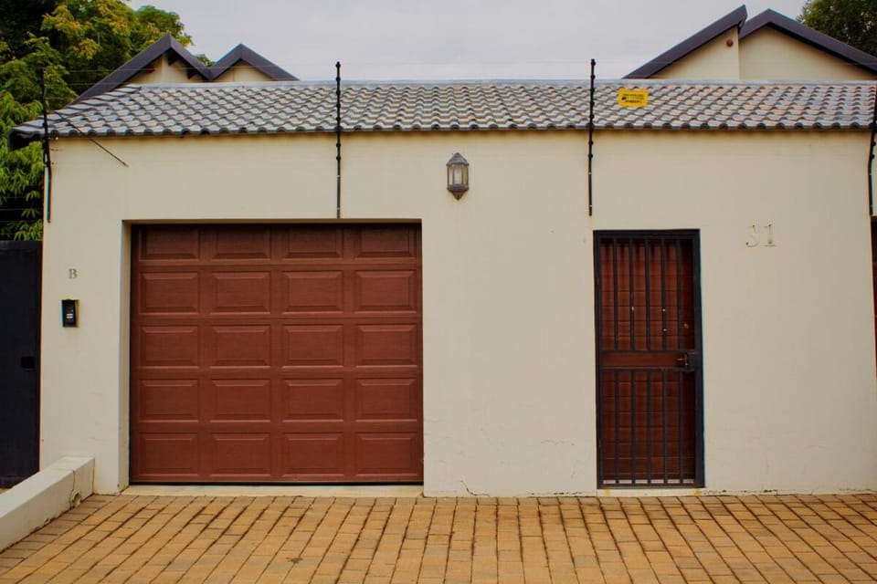 Modern Cozy Stay with Private Garden Apartment in Sandton