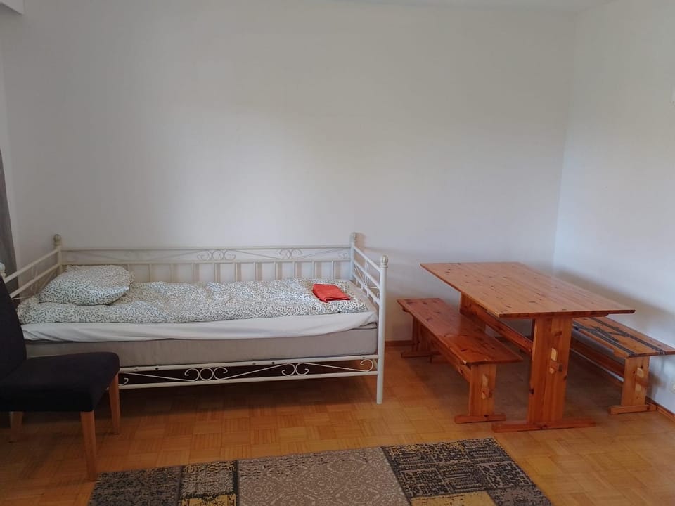 Bed, Photo of the whole room, Seating area, Dining area