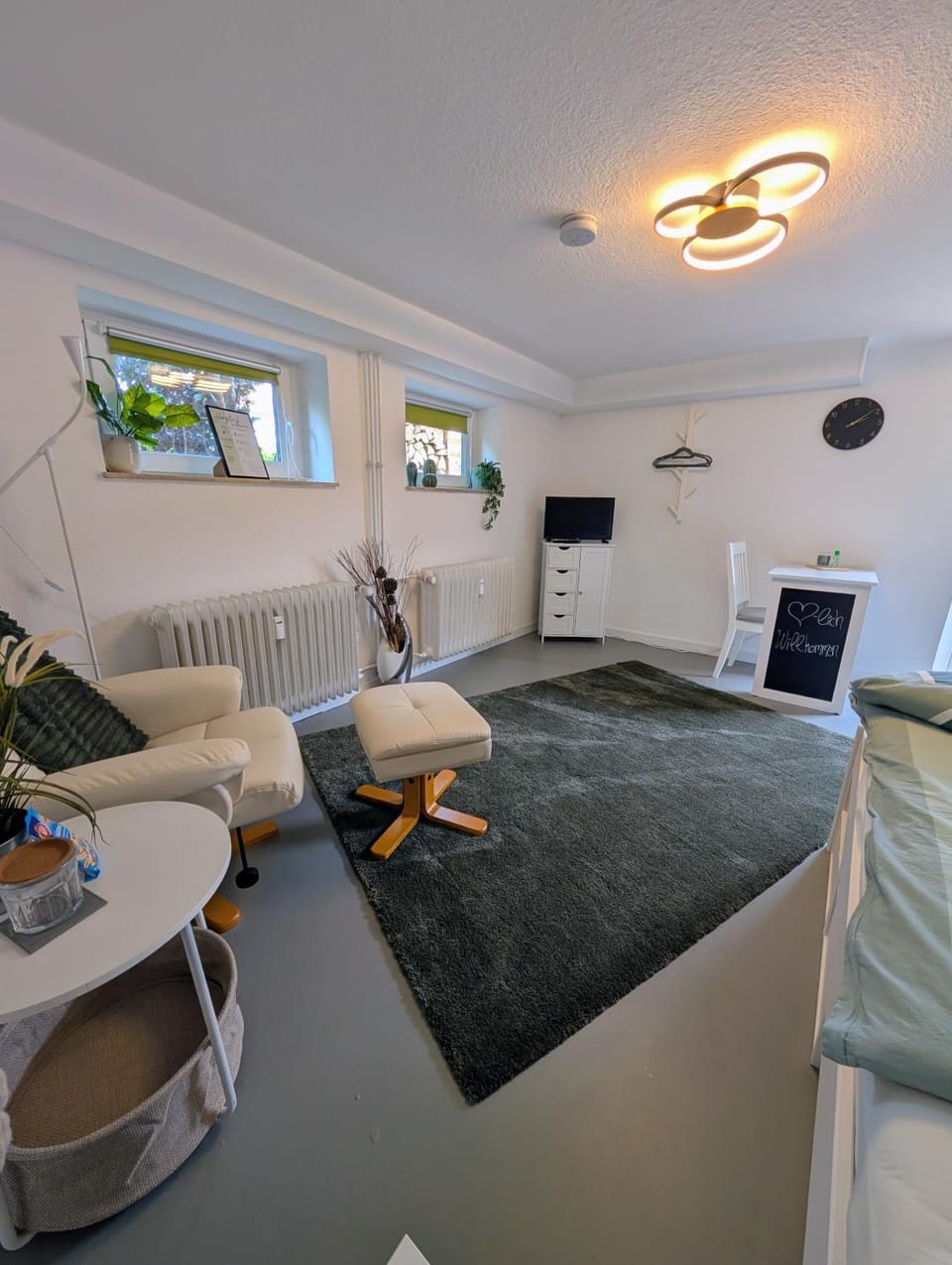 TV and multimedia, Living room, Photo of the whole room, Seating area, Bedroom