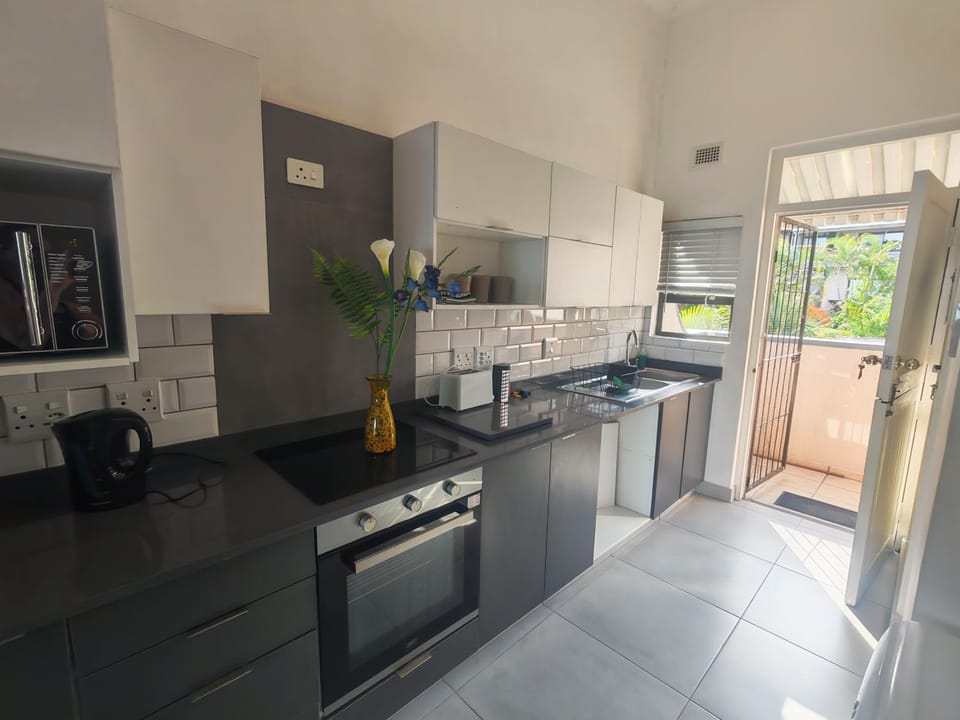 Aloe Shore- Sun Rises- Whale Watching- Modern Apartment in KwaZulu-Natal