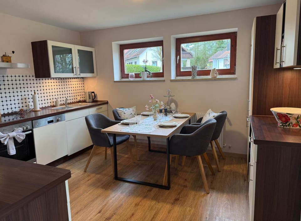 Kitchen or kitchenette, Dining area